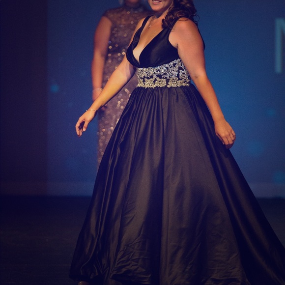 Beautiful custom made gown - Picture 1 of 1